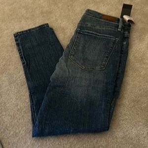 Abercrombie and Fitch Distressed Ankle Jeans. Size 28/6 short